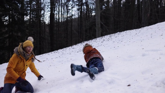 孩子们在雪中玩耍视频下载