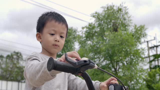 亚洲男孩练习骑自行车视频素材