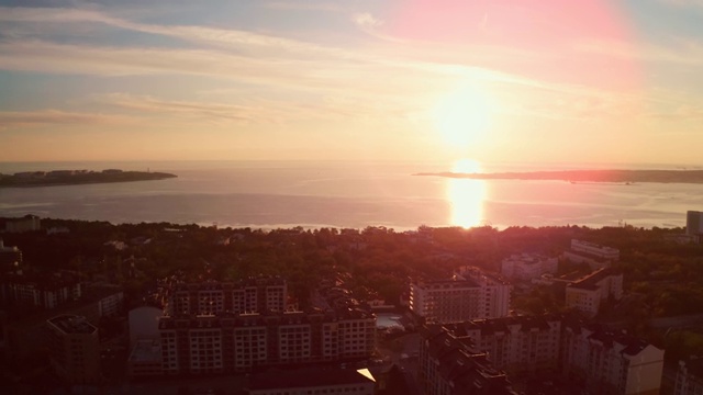 从上面鸟瞰海湾，美丽的日落在黑海的小度假城市，无人机的视角视频素材