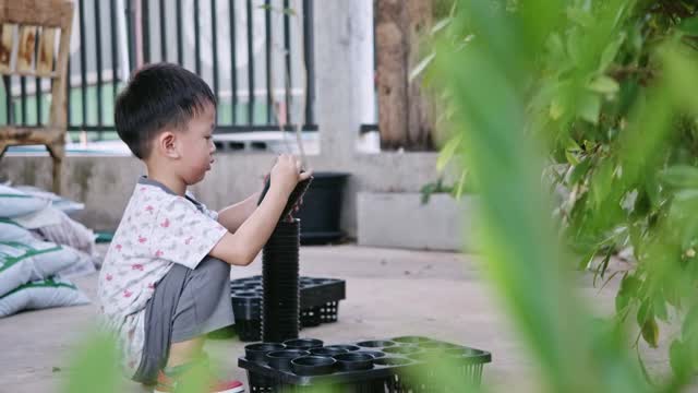 亚洲男孩种树视频素材