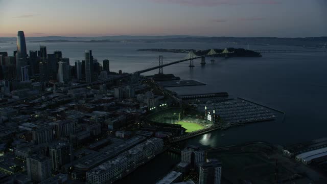 鸟瞰黄昏旧金山照亮甲骨文公园视频素材