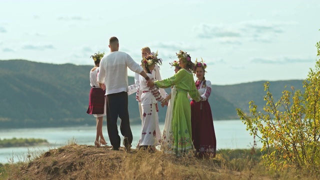 一群穿着斯拉夫民族服装的年轻人在山上跳圆舞。斯拉夫民族的传统和习俗。4 k, ProRes视频下载