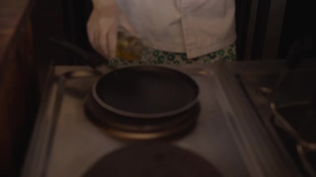 在平底锅里加热橄榄油视频素材