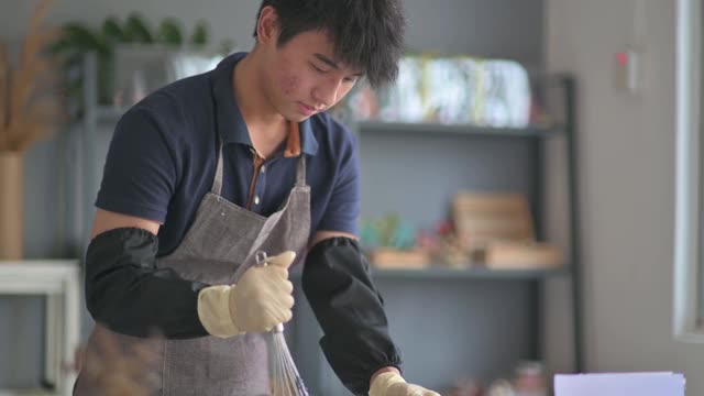 亚洲华人少年向女艺术家学习制作肥皂的过程视频下载