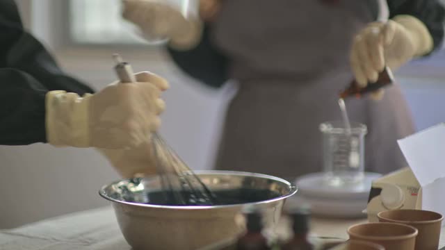 亚洲华人少年向女艺术家学习制作肥皂的过程视频下载