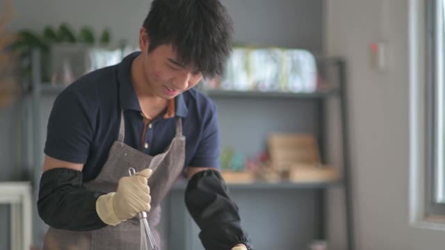 亚洲华人少年向女艺术家学习制作肥皂的过程视频素材
