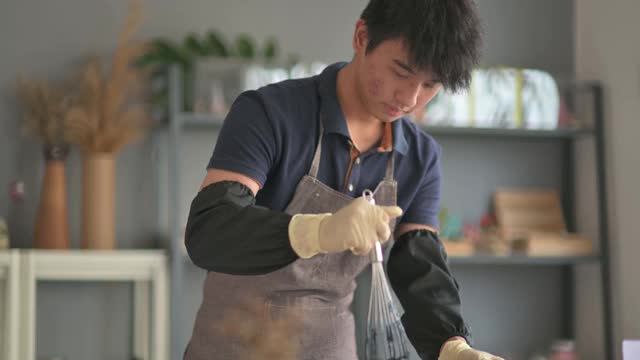 亚洲华人少年向女艺术家学习制作肥皂的过程视频素材