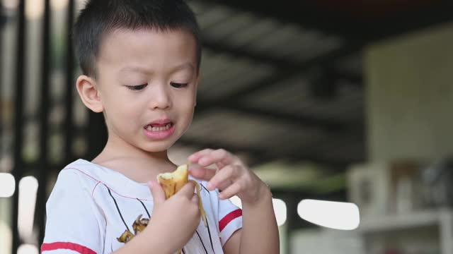 亚洲小男孩吃香蕉，玩得很开心视频下载