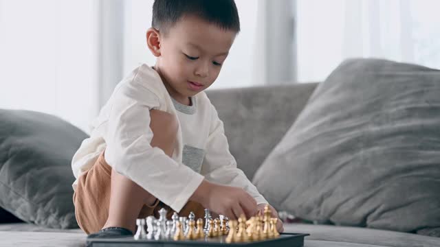 亚洲小男孩下棋视频下载