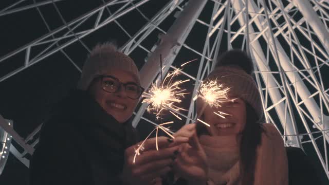 快乐的女朋友在新年庆祝4k决议手持烟花视频下载