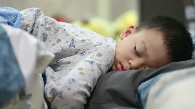 婴儿脸在家里睡觉的特写。视频下载
