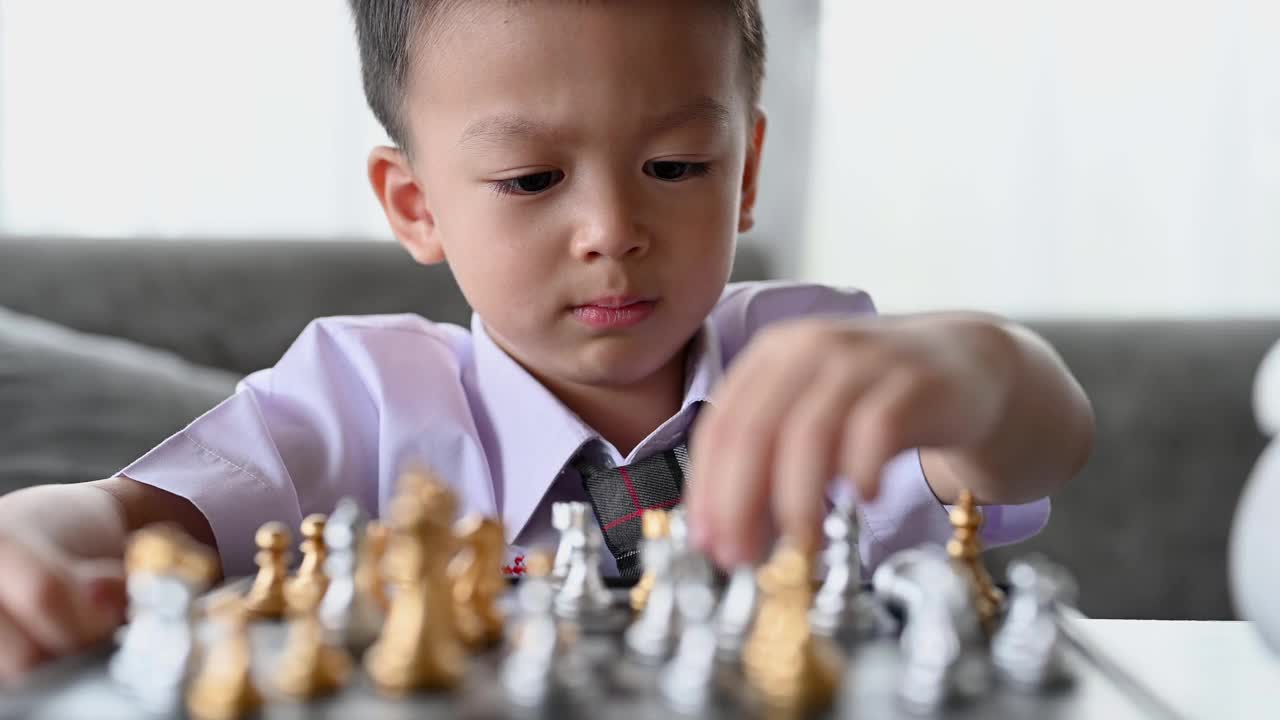 亚洲男孩下国际象棋视频下载