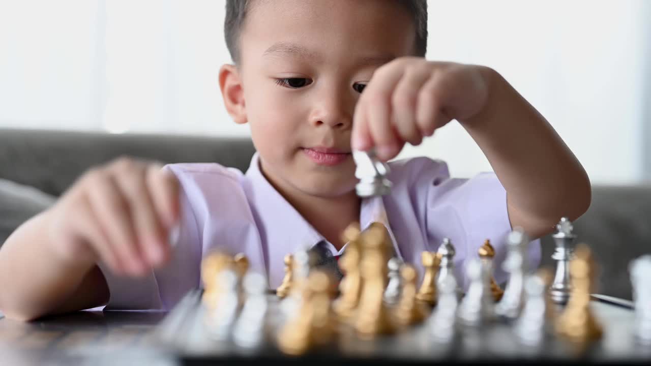 亚洲男孩下国际象棋视频下载