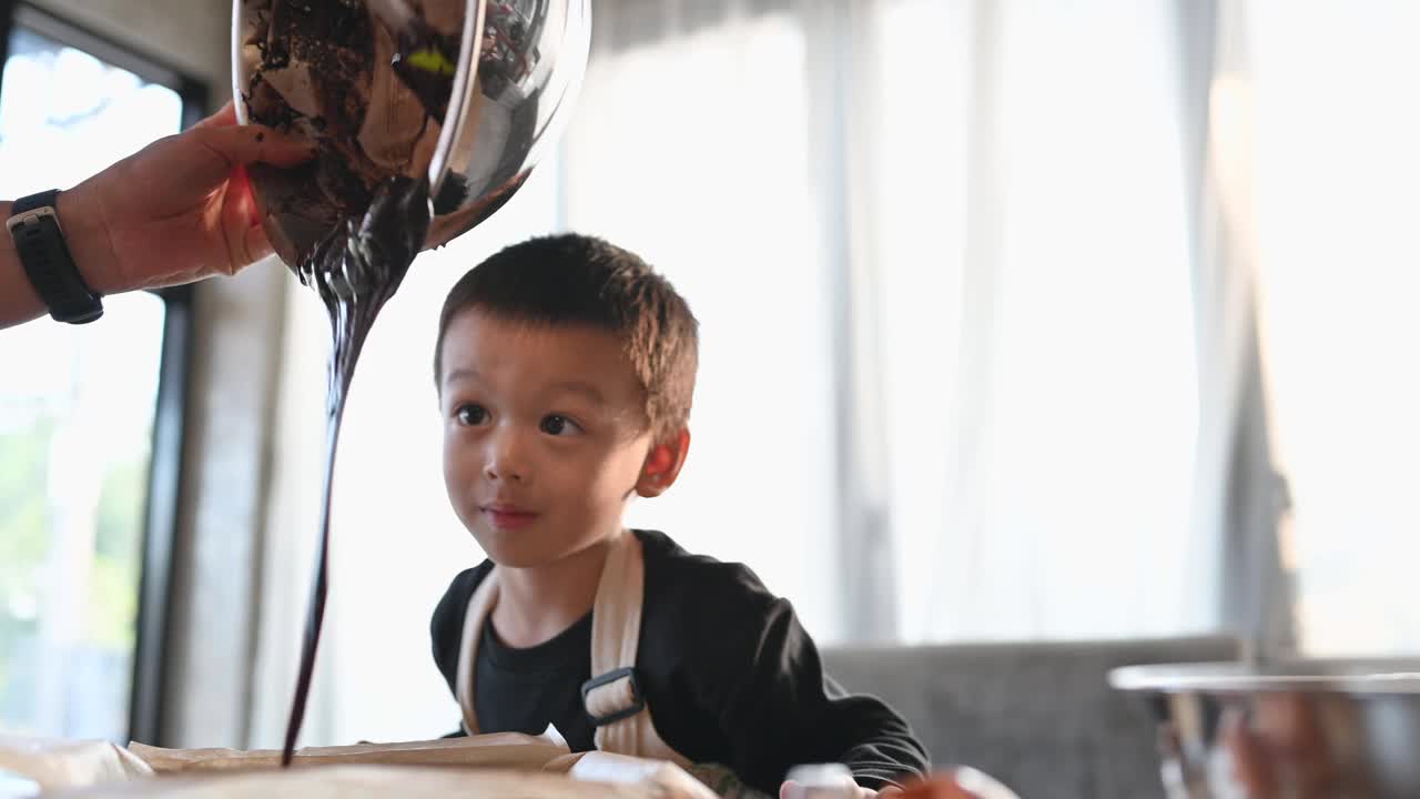 亚洲快乐可爱的男孩玩和烘培在家庭厨房有趣。自制食物和面包。教育与学习理念。泰国人视频下载
