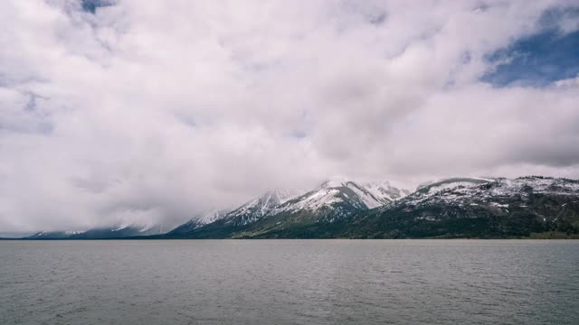 间隔拍摄。有湖和云的雪山，大提顿国家公园，美国视频素材