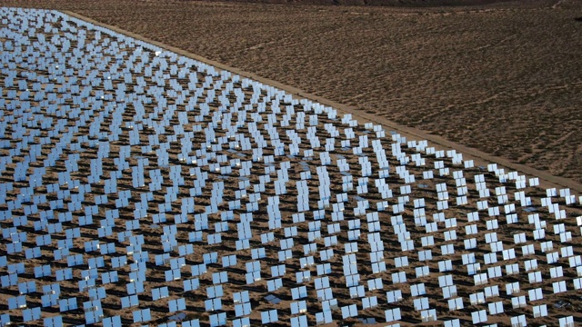 鸟瞰图的一个大型太阳能农场在加利福尼亚视频素材
