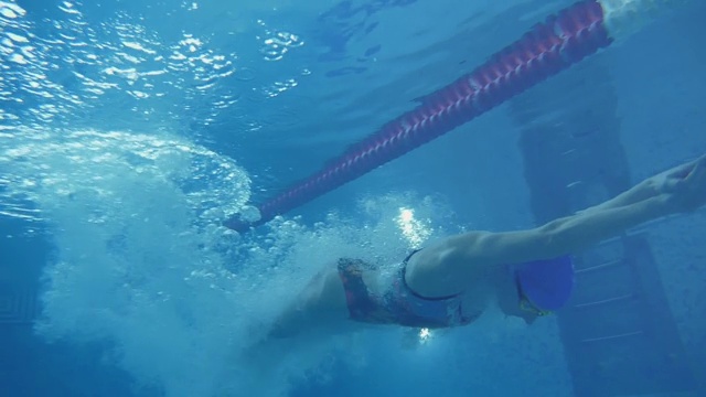 职业游泳运动员跳进游泳池水下视频下载
