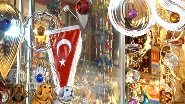 多彩的土耳其纪念品悬挂和旋转视频下载