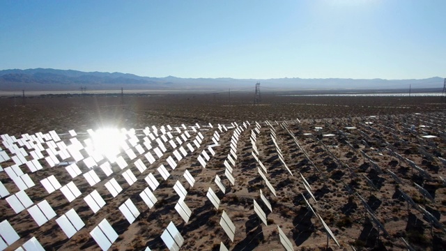 鸟瞰图的一个大型太阳能农场在加利福尼亚视频素材