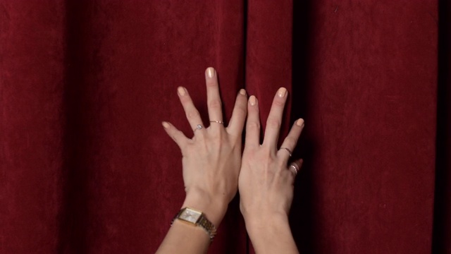 女性的手拉开红色天鹅绒窗帘。绿屏。色度键。高质量4k镜头视频下载