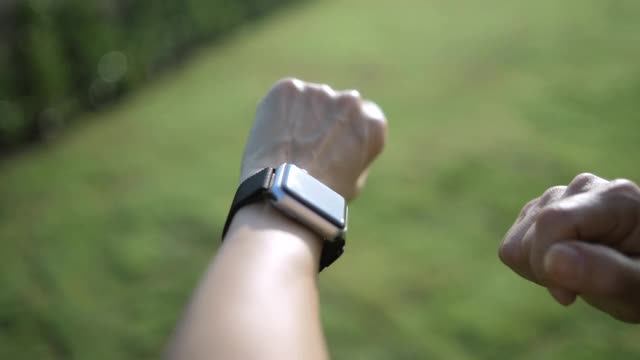 女性跑步者使用智能手表的特写视频下载
