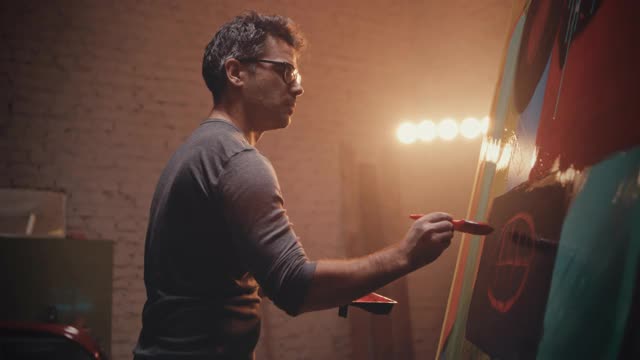 男性艺术家在画架上画抽象艺术品视频下载