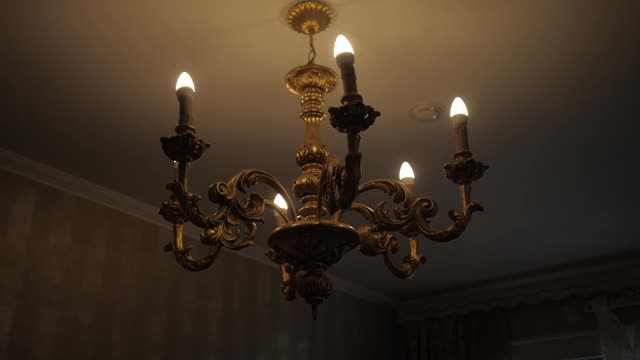 漂亮的复古灯，6个灯泡和黑暗的内部。视频素材