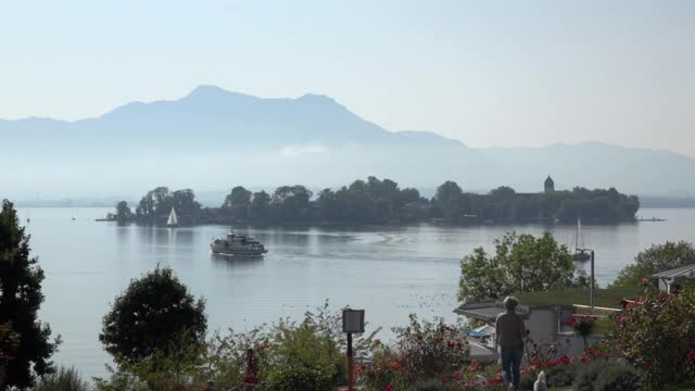 在巴伐利亚阿尔卑斯山脉前面的基姆湖上的Fraueninsel视频素材