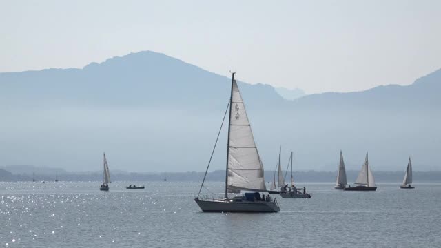 Chiemsee湖上的帆船视频素材