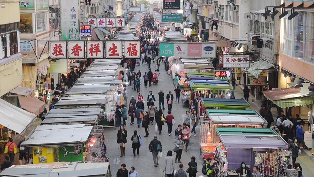 人们走在中间的市场摊位在香港白天-高角度拍摄视频下载