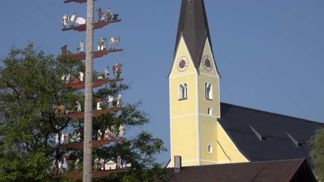 巴伐利亚镇的教堂和五月柱视频素材