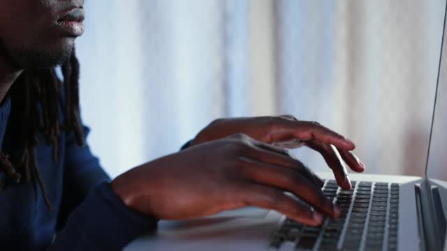 特写的黑人用手指在键盘上打字。视频素材