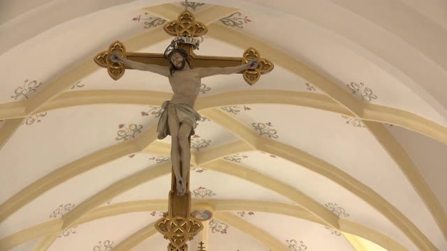 圣雅各布斯教堂天花板上的十字架视频下载
