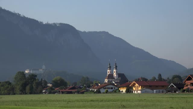 巴伐利亚阿尔卑斯山前的村庄视频素材