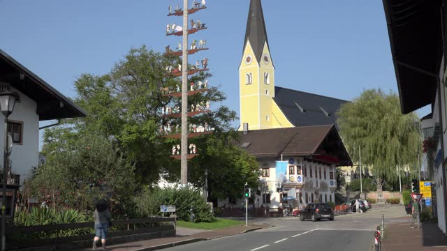 巴伐利亚镇的教堂和五月柱视频下载