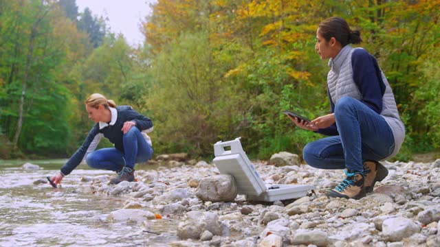 两名女性生物学家在当地一条河里测试水视频下载