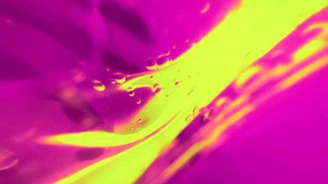 抽象的液体颜色在慢动作混合。视频素材