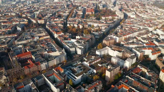 典型的柏林居民区在阳光明媚的阳光下，红色的屋顶和主要街道，空中宽创建拍摄视频下载