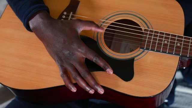 非洲手弹吉他音乐学校。他触摸弦乐器视频下载