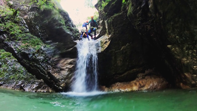 一名女子在峡谷探险中跳下瀑布视频下载