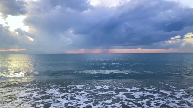 大海和波浪的背景与风暴云视频下载