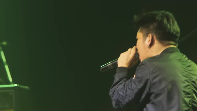 男歌手在新年游客晚会的舞台上演唱。视频素材