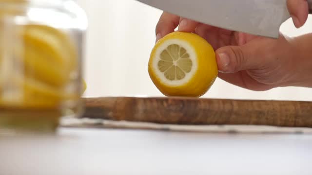 茶道-在切菜板上手工切柠檬视频下载