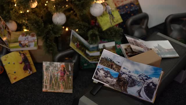 相册作为礼物放在圣诞树旁视频下载