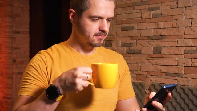 男人用智能手机发短信或上网，喝茶或咖啡视频下载