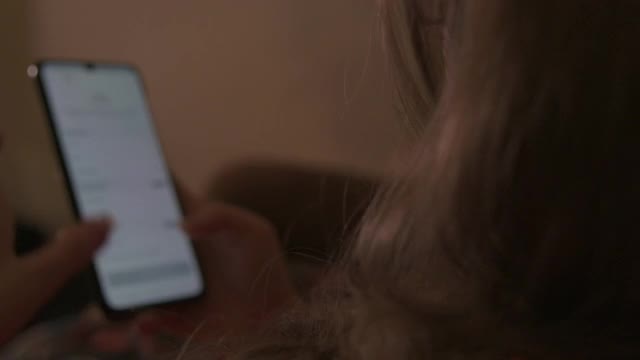 女人在家用智能手机点餐视频下载