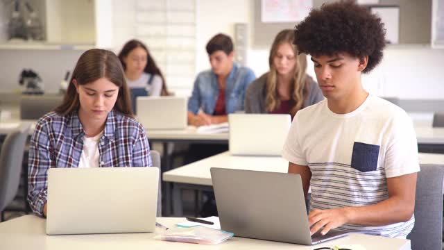 学生在大学上电脑课时使用笔记本电脑视频素材