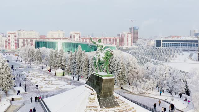 冬季俄罗斯城市的最佳景观。乌法市鸟瞰图，萨拉瓦特·尤拉耶夫纪念碑，托拉图建筑和积雪覆盖的树木为背景。视频素材