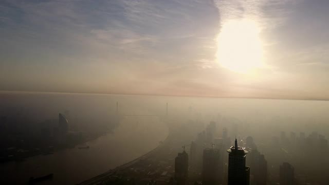 4K无人机拍摄:雾中的上海金融区视频素材
