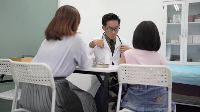 亚洲华人单身母亲带着孩子去看医生。医生用听诊器检查儿童心跳。视频素材